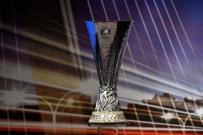 Le trophée de la Ligue Europa ou Europa League