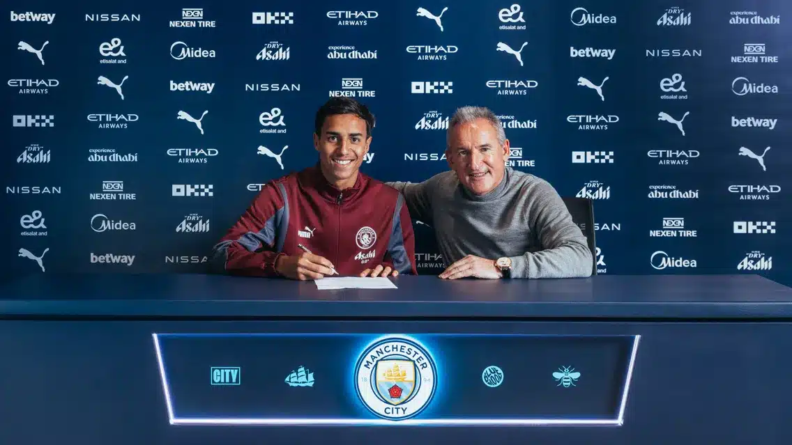 Vitor Reis arrive à Manchester City