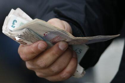 Billets de banque pendant le mercato