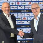 Franck McCourt, propriétaire de l'OM, accueille Stéphane Richard, nouveau président du club phocéen.