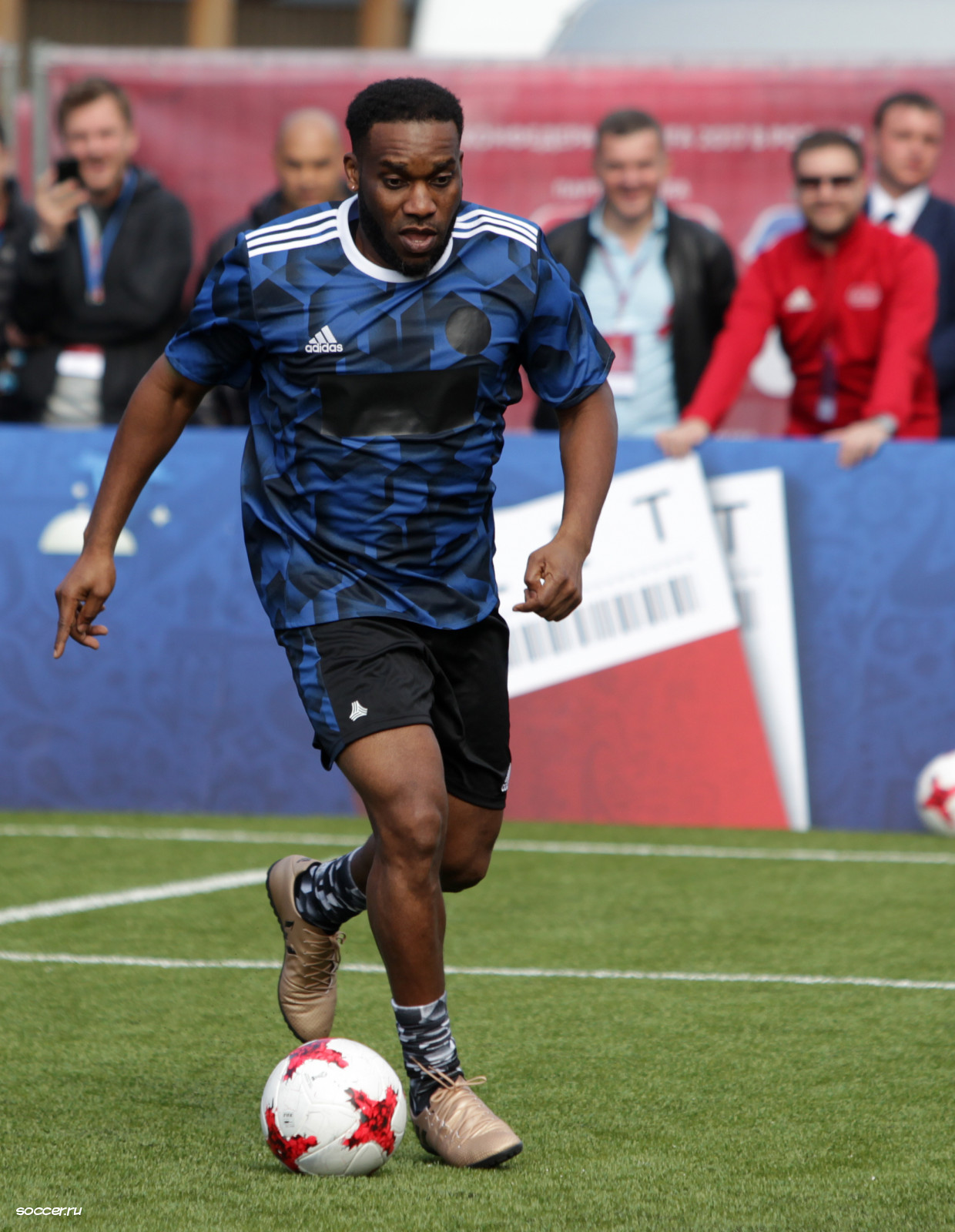 Jay-Jay Okocha, légende du PSG
